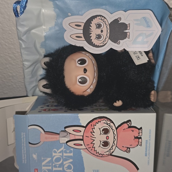 Pin For Love Labubu - Confirmed R - Picture 2 of 2